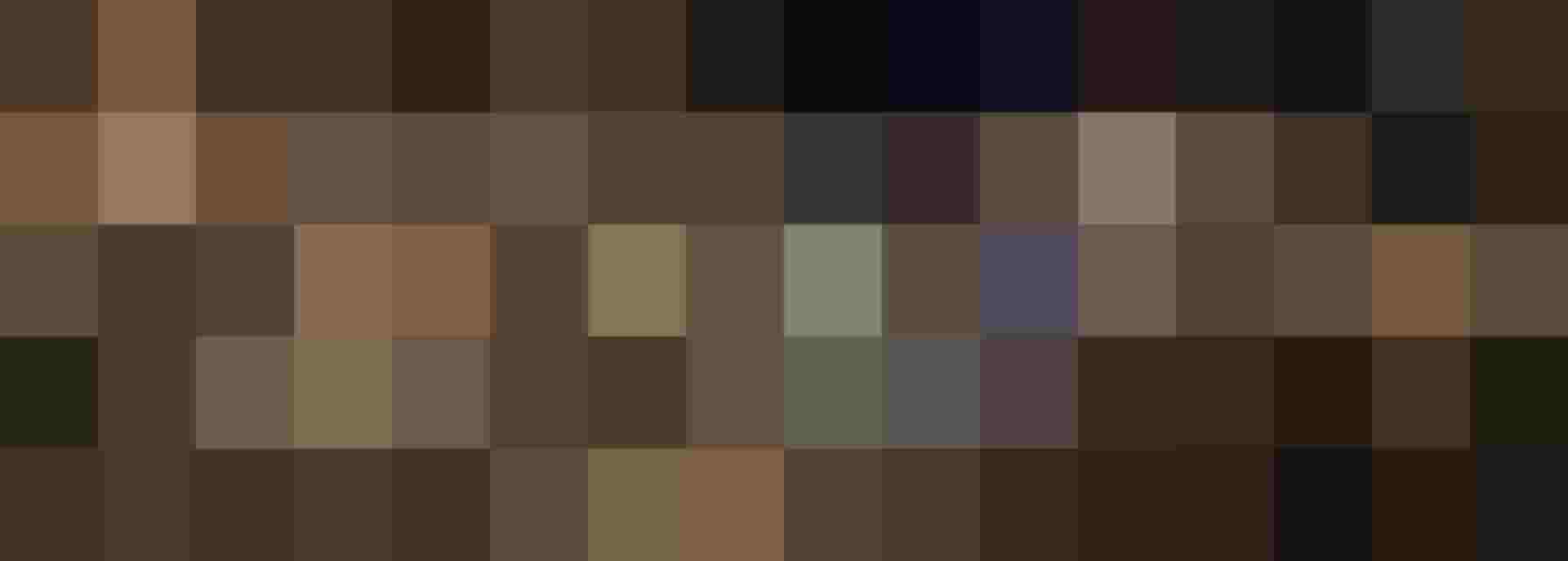 Außenbereich einer beleuchteten Bar mit Holzmöbeln im Schnee