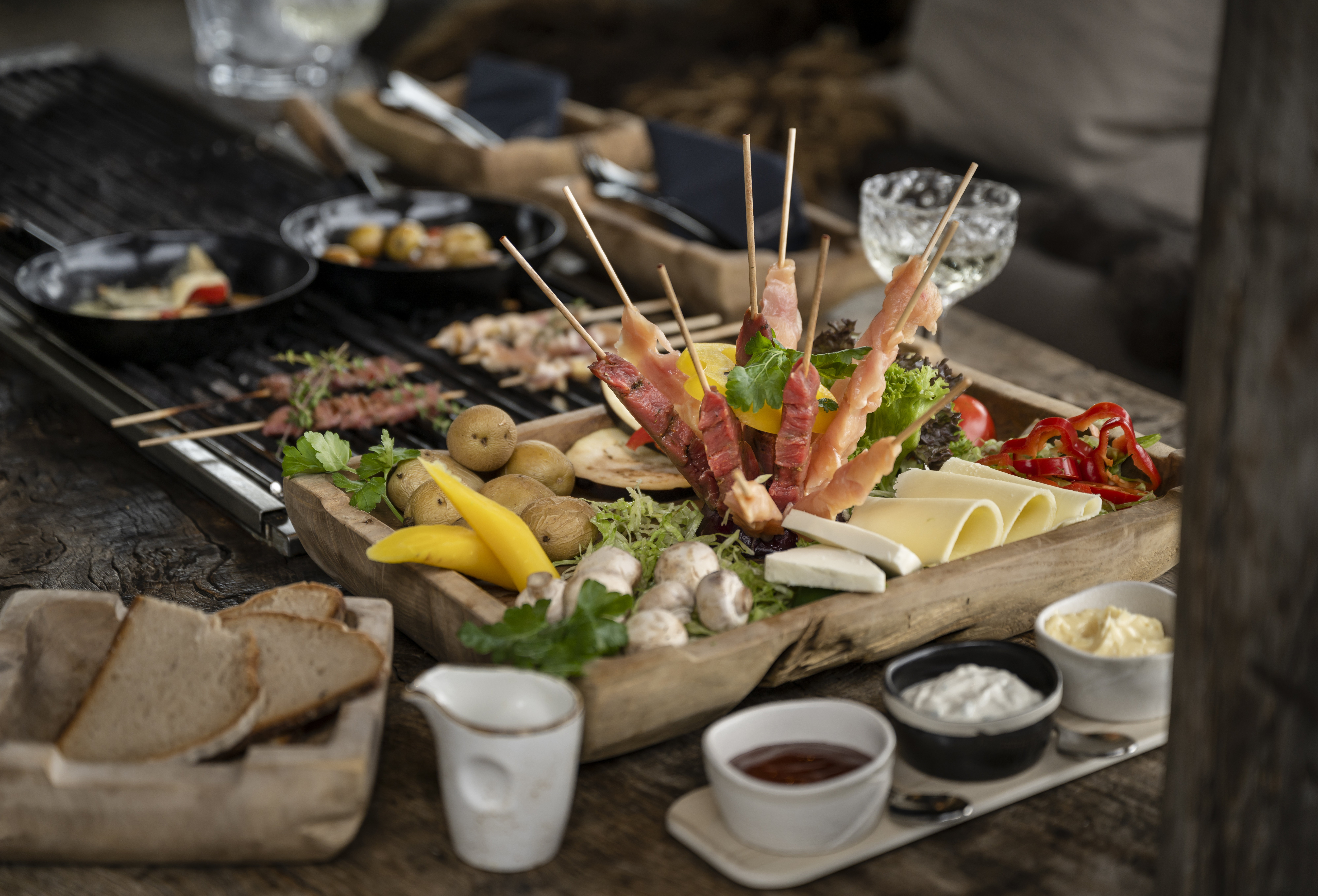 Holztablett mit GrillspieĂen, GemĂŒse, KĂ€se und Beilagen