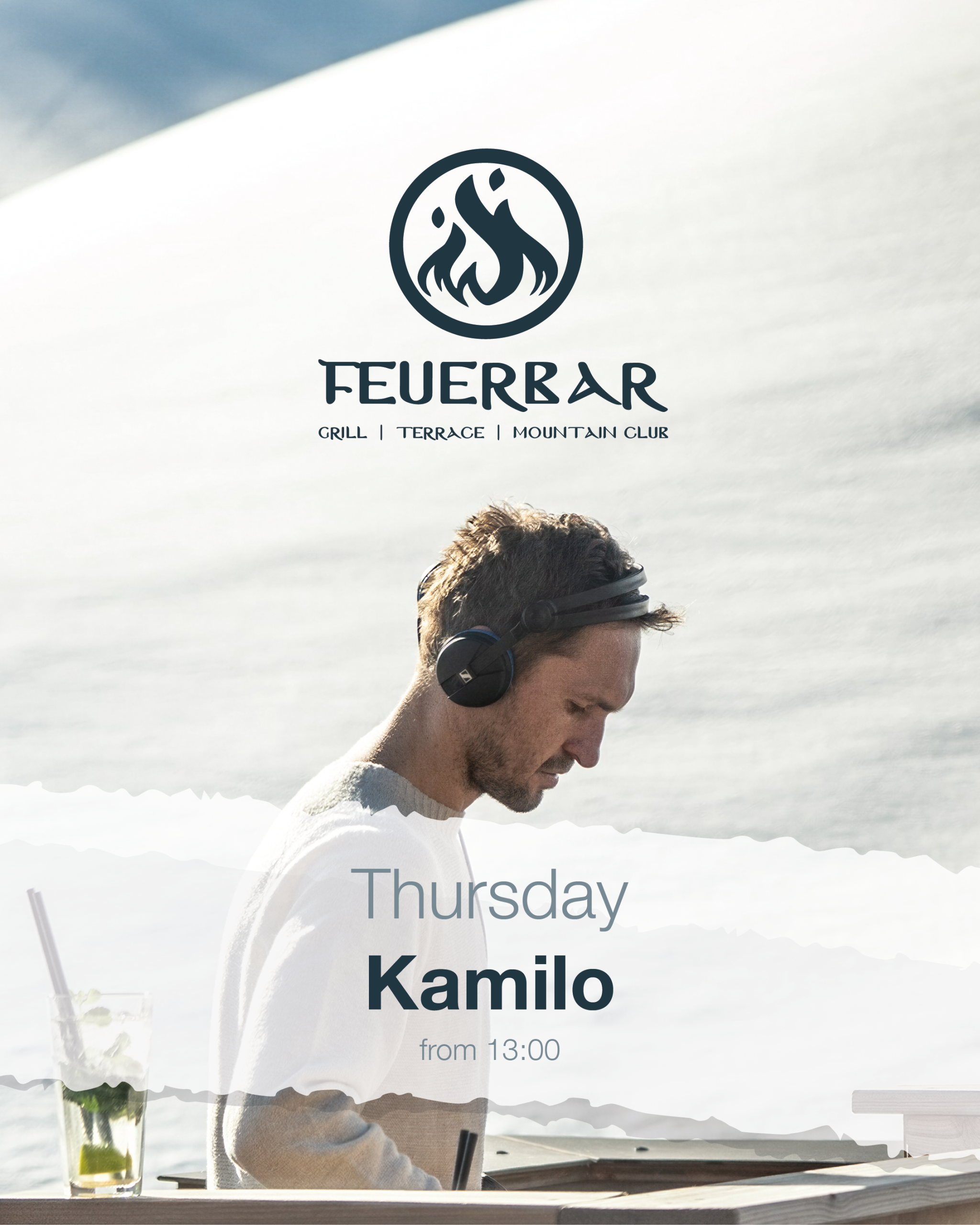 Mann mit Kopfhörern und Cocktail in der FEUERBAR Bad Hofgastein